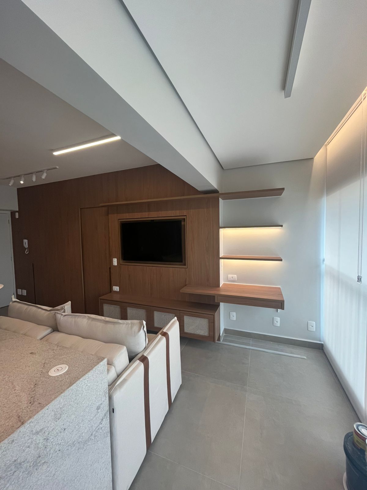 Painel TV e living com marcenaria em madeira