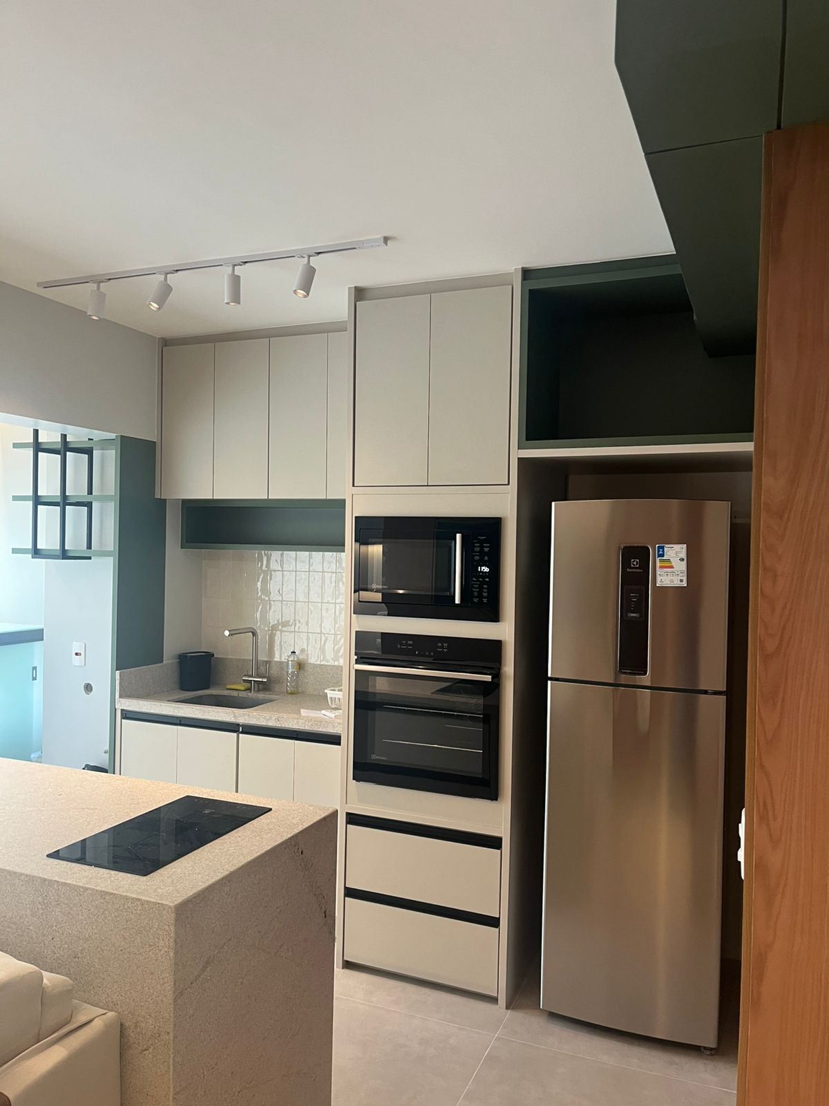 Cozinha completa com eletros embutidos