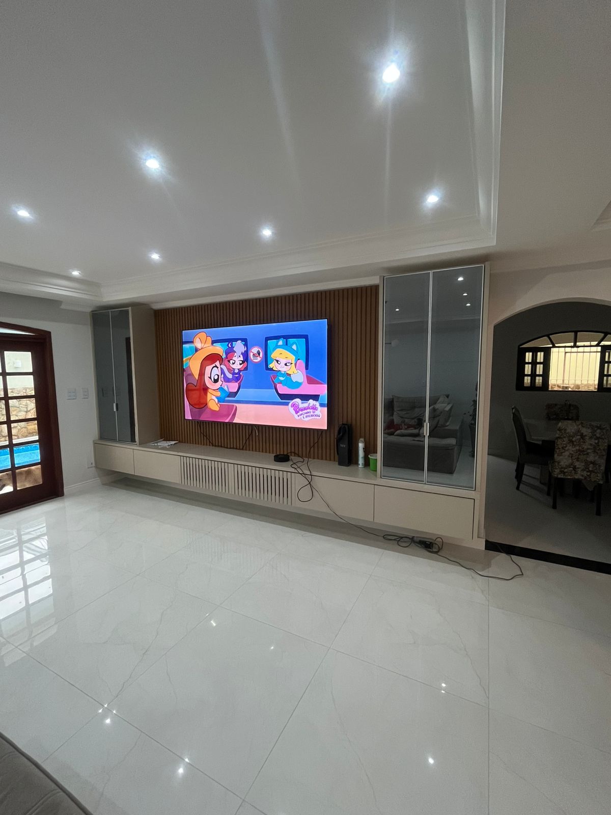 Sala de estar com painel TV e marcenaria